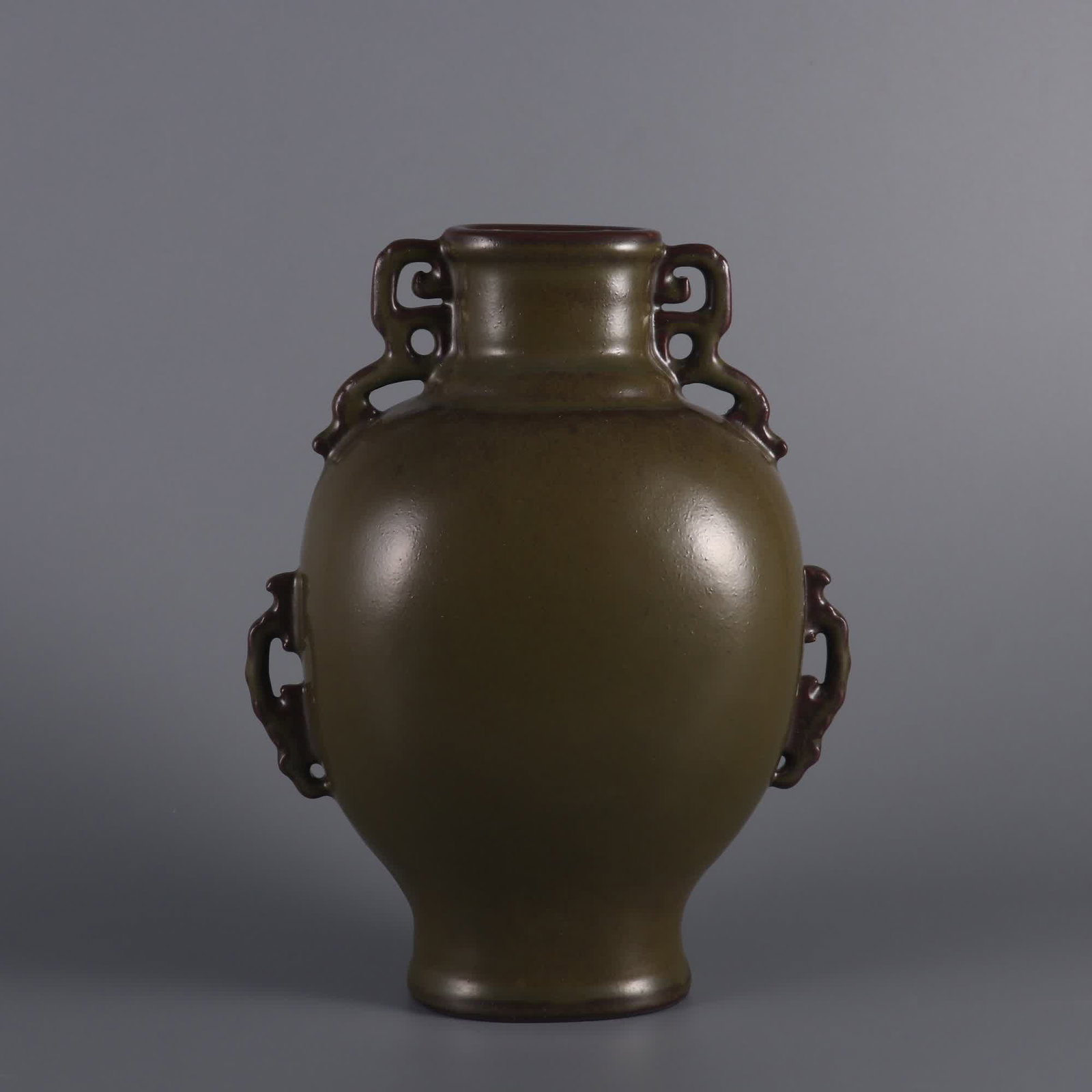 A tea powder glazed multi-eared flat bottle made in the Qianlong period of the Qing Dynasty (1 of 9)