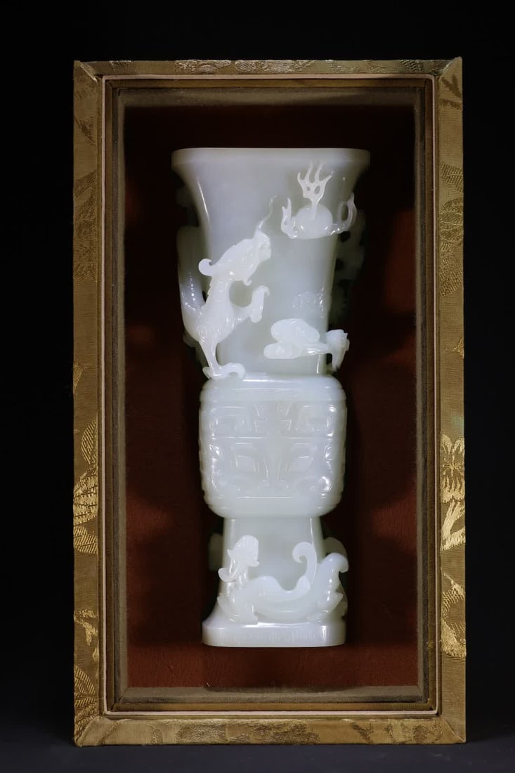 A Qing Dynasty jade plate dragon playing bead flower cup ornament: Qing Dynasty jade dragon bead flower cup ornament is carved from Hetian jade, and the neck is carved with high relief techniques to carve the dragon beads, the dragon's head is high, the dragon body i