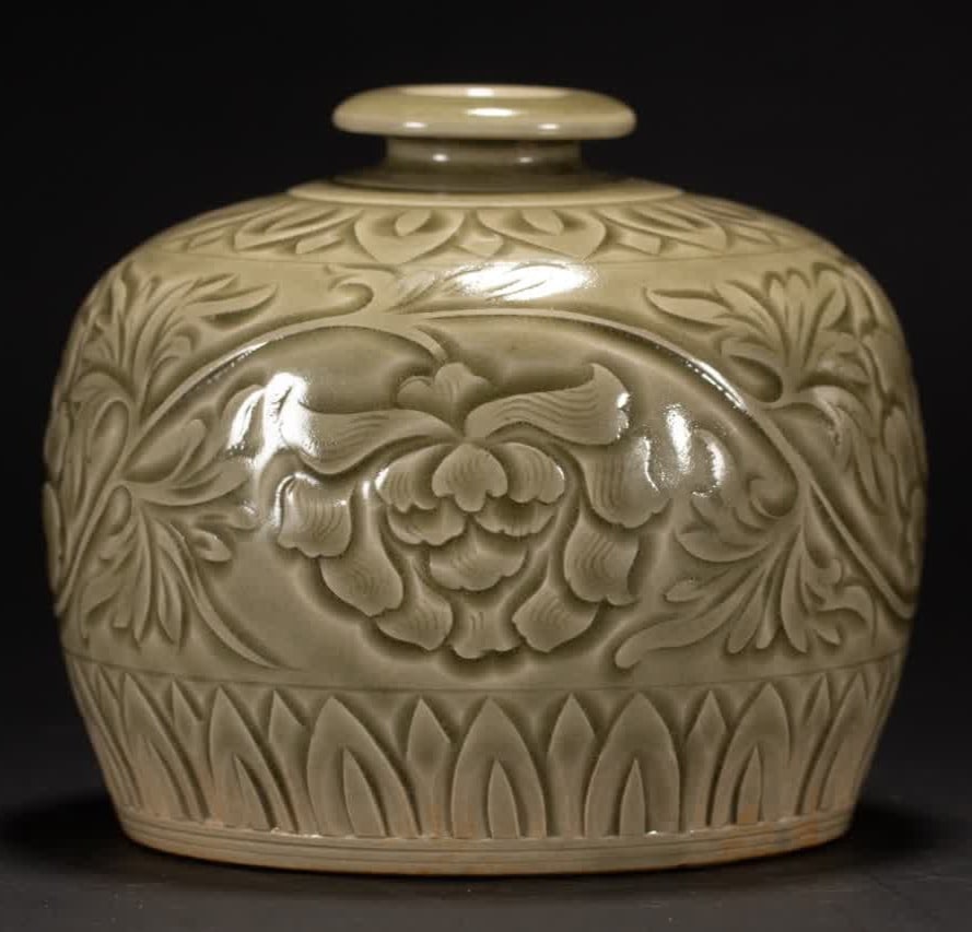 A Song Longquan kiln flower pattern vase (1 of 8)