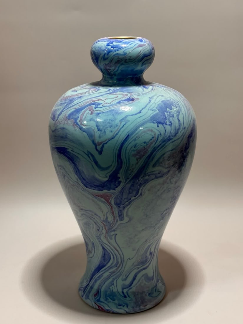 A Qianlong year turquoise glaze water-patterned plum bottle made in the Qianlong period of the Qing: Qianlong year of the Qing Dynasty turquoise glaze water pattern plum bottle SIZE: H: 33.8cm MouthD: 3.7cm Belly diameter 18.5cm Bottom diameter 11.8cm (The Dimensions Of All Batches Are Manually Measu