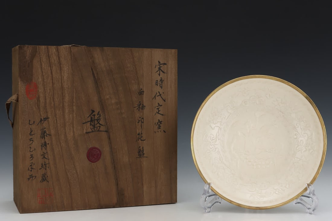 A Song Ding kiln white glaze printing plate: Song Ding kiln white glaze printing plate SIZE: H: 4.7cm Abdominal diameter 22.2cm (The Dimensions Of All Batches Are Manually Measured.If You Need More Detailed Information, Please Contact Our Custom
