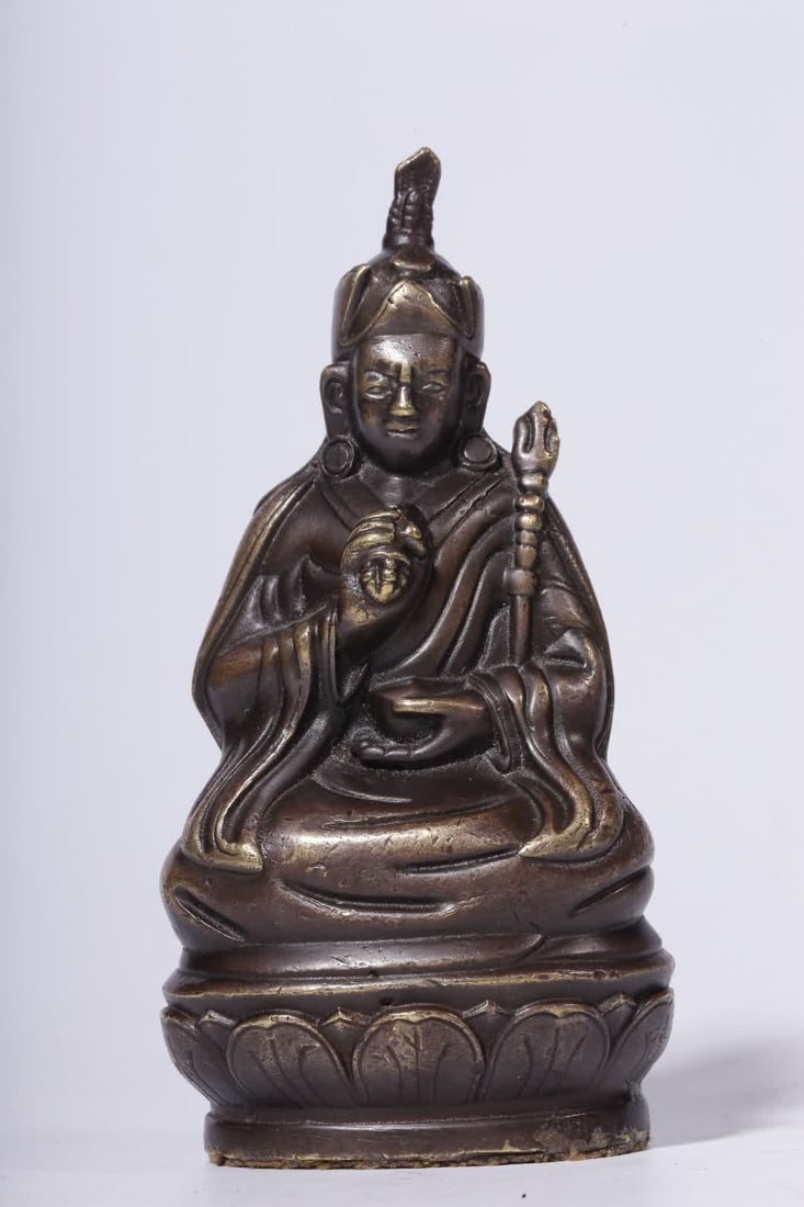 A bronze seated statue of a lotus in the Qing Dynasty (1 of 8)