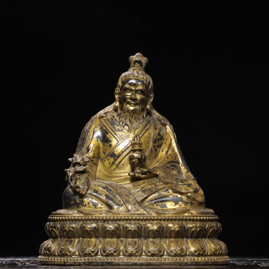 A Qing Dynasty bronze statue of Taishang Laojun: Qing Dynasty copper rubbing gold statue of Taishang Laojun SIZE: H:21cm W:18cm T:13cm W:1.2kg (The Dimensions Of All Batches Are Manually Measured.If You Need More Detailed Information, Please Contact