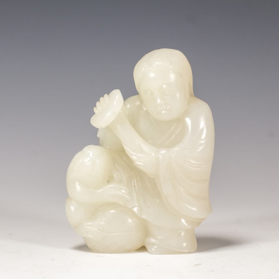 A Qing Dynasty Hetian jade bangs play the golden toad: Qing Dynasty Hetian jade bangs play golden toad SIZE: L:5.5cm W:2.5cm H:7.2cm W:120g (The Dimensions Of All Batches Are Manually Measured.If You Need More Detailed Information, Please Contact Our Cust