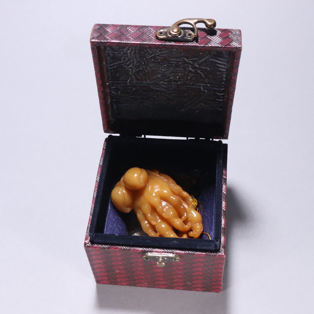 A Qing Dynasty Tian Huangshi Buddha hand ornament: Qing Dynasty Tian Huangshi Buddha hand ornament SIZE: L:8.5cm W:5cm W:159g (The Dimensions Of All Batches Are Manually Measured.If You Need More Detailed Information, Please Contact Our Customer Servi