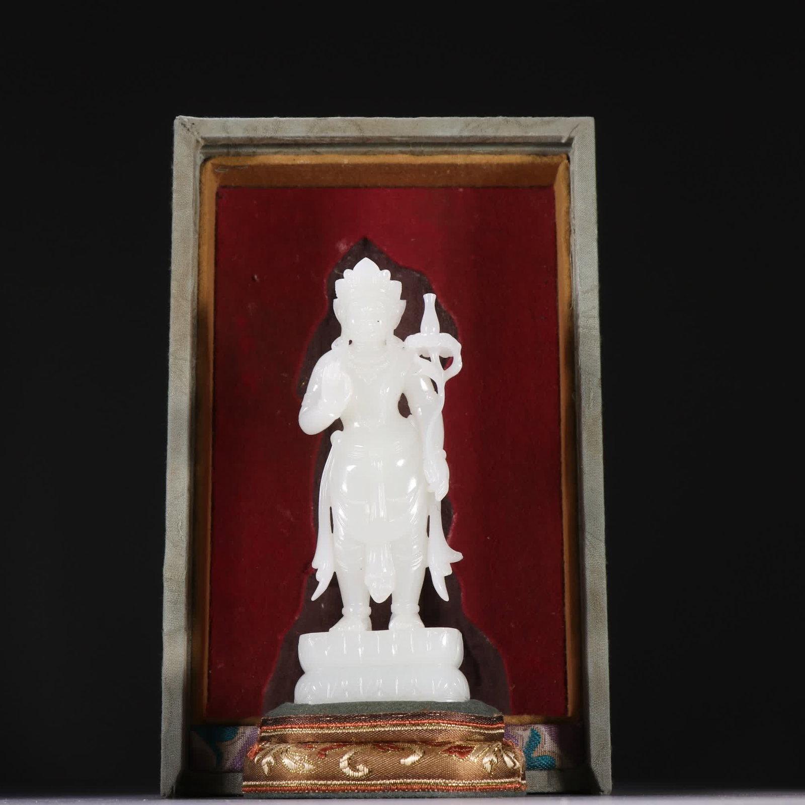A statue of Guanyin in Hetian jade in the Qing Dynasty: Qing Dynasty Hetian jade Guanyin statue SIZE: H:13.3cm W:4.8cm W:183.9g (The Dimensions Of All Batches Are Manually Measured.If You Need More Detailed Information, Please Contact Our Customer Service 