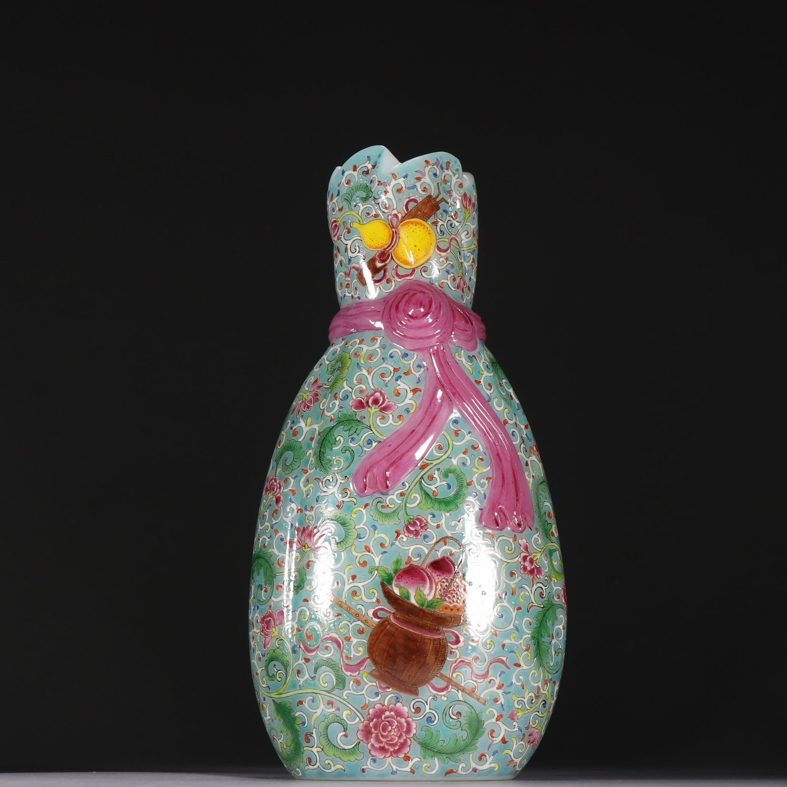 A Qing Dynasty material vessel painted enamel baggage bottle: Qing Dynasty material vessel painting enamel baggage bottle SIZE: H:19cm W:9.5cm W:574.7g (The Dimensions Of All Batches Are Manually Measured.If You Need More Detailed Information, Please Contact Our