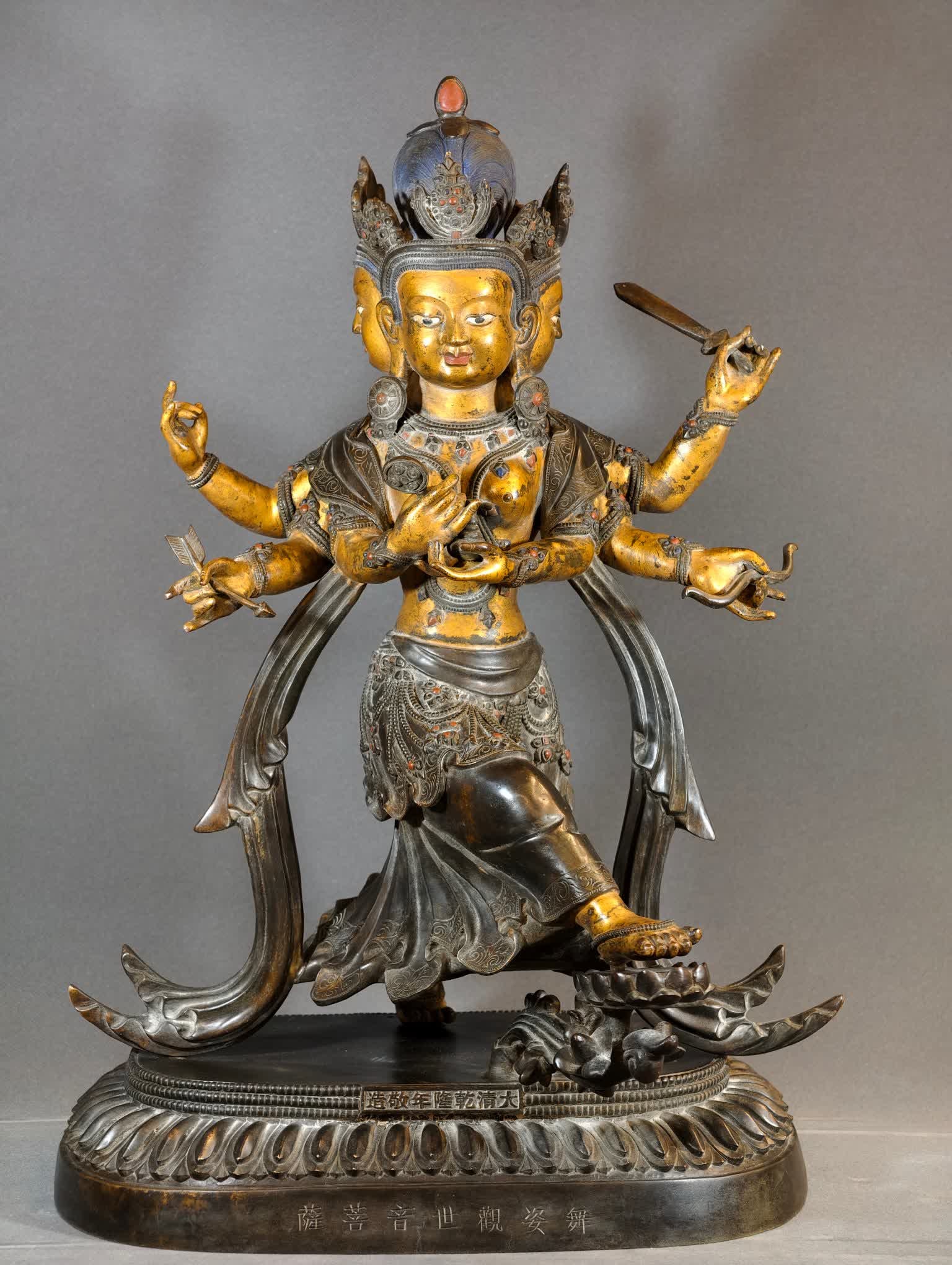 A bronze statue of Guanyin Bodhisattva in the Qing Dynasty (1 of 18)