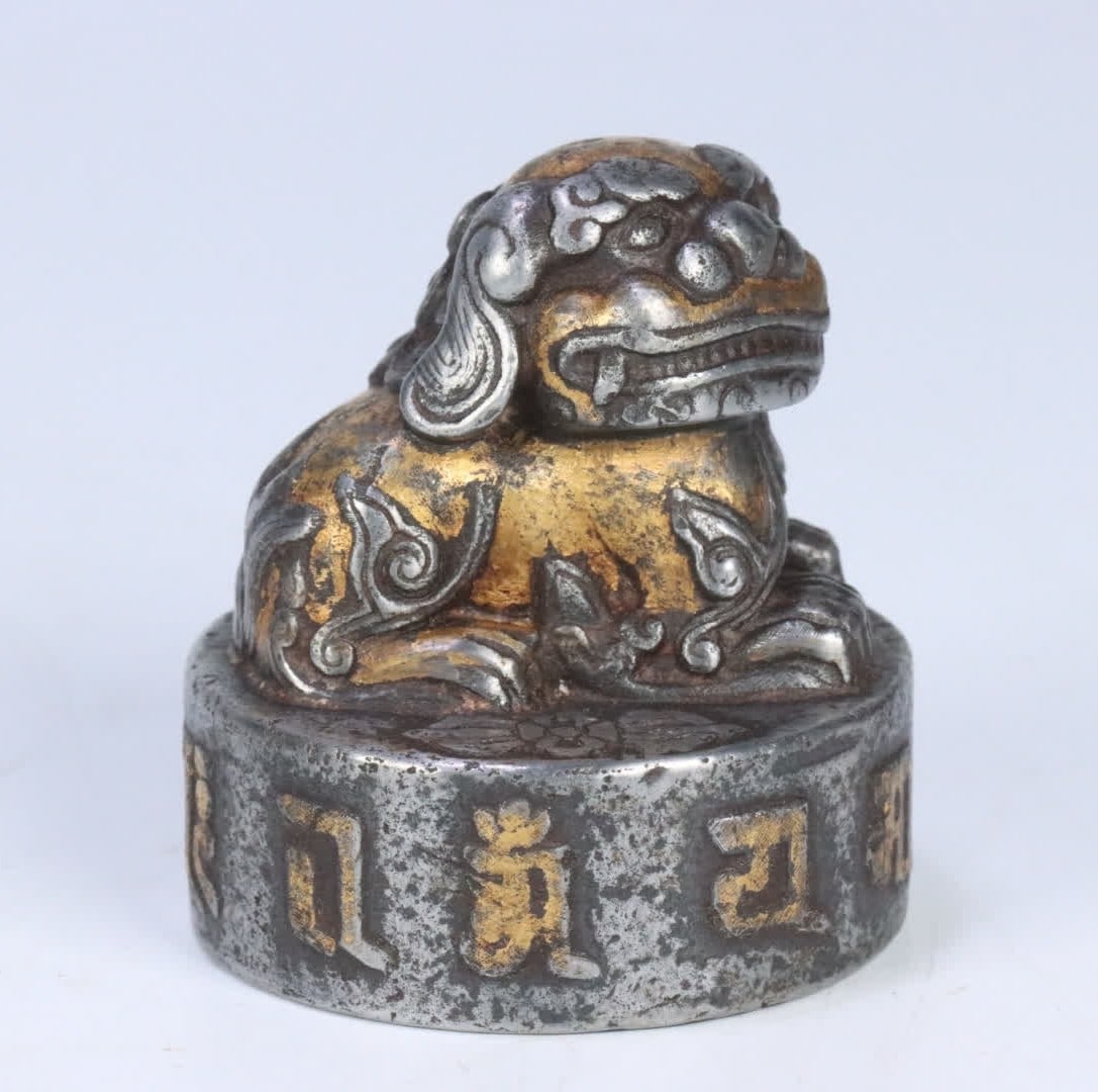 A Qing Dynasty Tibetan iron cut gold six-character proverb pattern snow lion button seal: Qing Dynasty Tibetan iron cut gold six-character proverb pattern snow lion button seal SIZE: 5.47x5.00cm W:454g (The Dimensions Of All Batches Are Manually Measured.If You Need More Detailed Informati