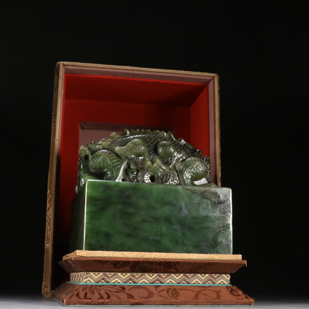 A Qing Dynasty jasper dragon button seal: Qing Dynasty jasper dragon button seal SIZE: H:12.2cm W:12.8cm W:3825.6g (The Dimensions Of All Batches Are Manually Measured.If You Need More Detailed Information, Please Contact Our Customer Service