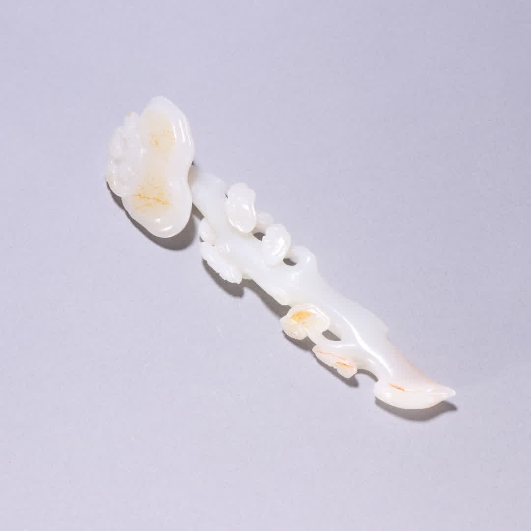 A Qing Dynasty Hetian jade seed material Ganoderma lucidum ruyi handle (1 of 9)
