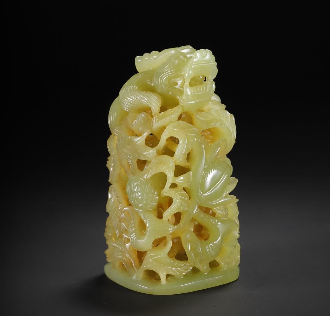 A piece of Qing Dynasty Hetian topaz dragon pattern stove top: Qing Dynasty Hetian topaz dragon pattern stove top SIZE: 9.0x4.6x4.5cm W:169g (The Dimensions Of All Batches Are Manually Measured.If You Need More Detailed Information, Please Contact Our Customer Se