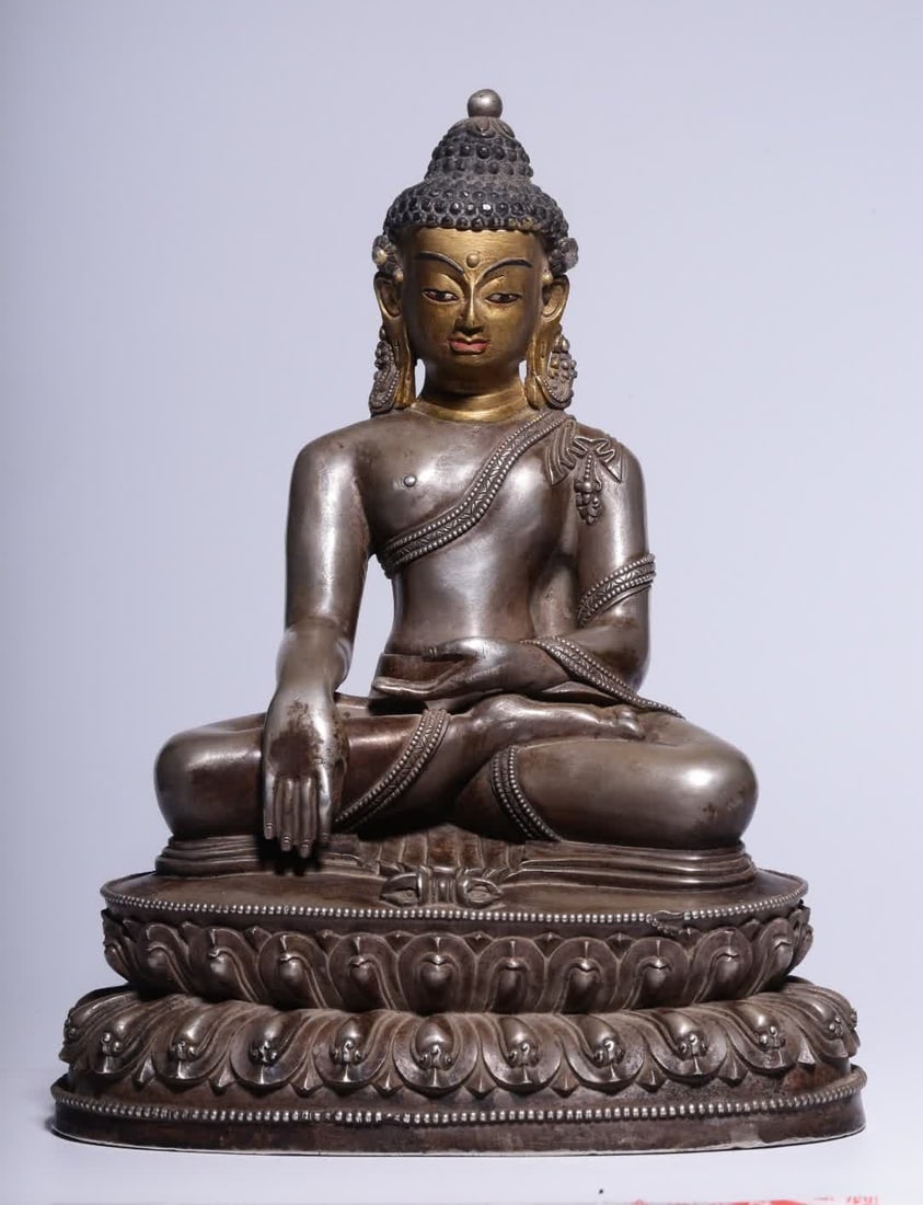 A seated statue of the Buddha in the Qing Dynasty with copper and gilt silver (1 of 11)