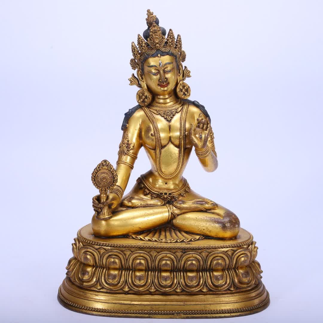 A bronze gilt Buddha statue of the Qing Dynasty: Qing Dynasty copper gilt Buddha statue SIZE: L:15.5cm W:12cm H:21cm W:1600g (The Dimensions Of All Batches Are Manually Measured.If You Need More Detailed Information, Please Contact Our Customer Serv