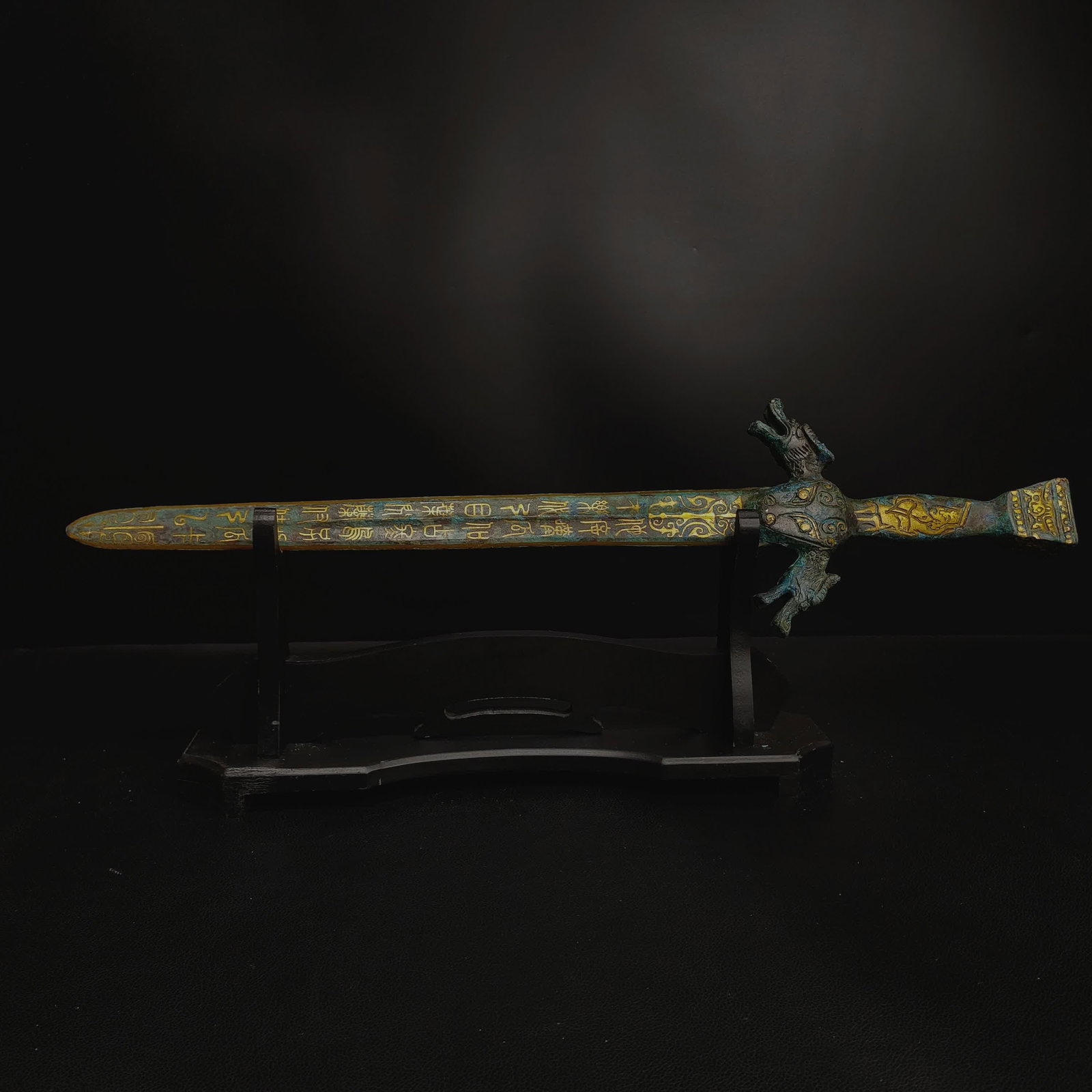 A bronze sword with the head pattern of the Cuojin beast in the Han Dynasty (1 of 9)