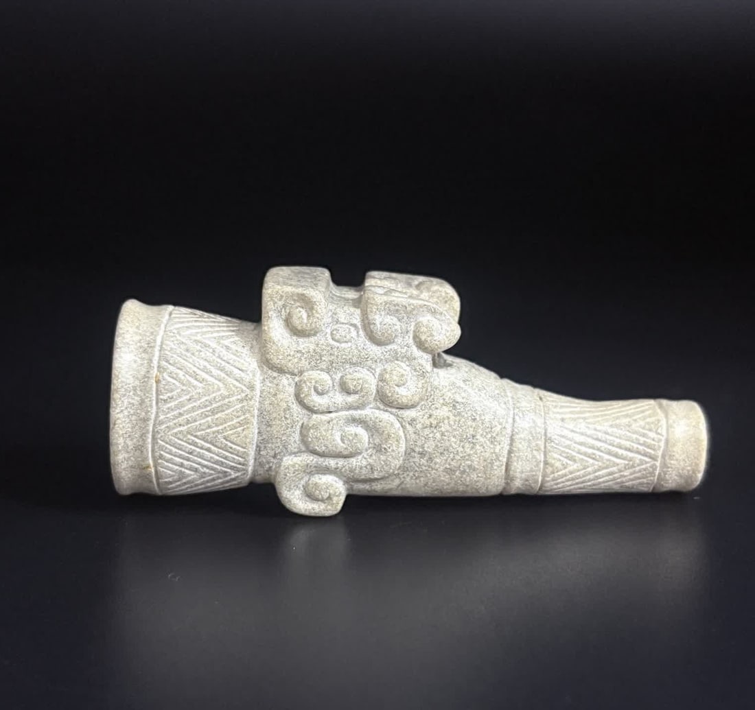 A Han Dynasty dragon-patterned jade pipe (1 of 8)