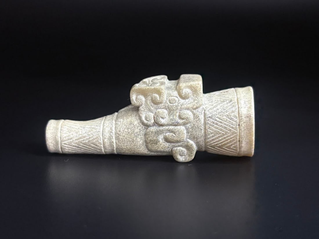 A Han Dynasty dragon-patterned jade pipe - 2