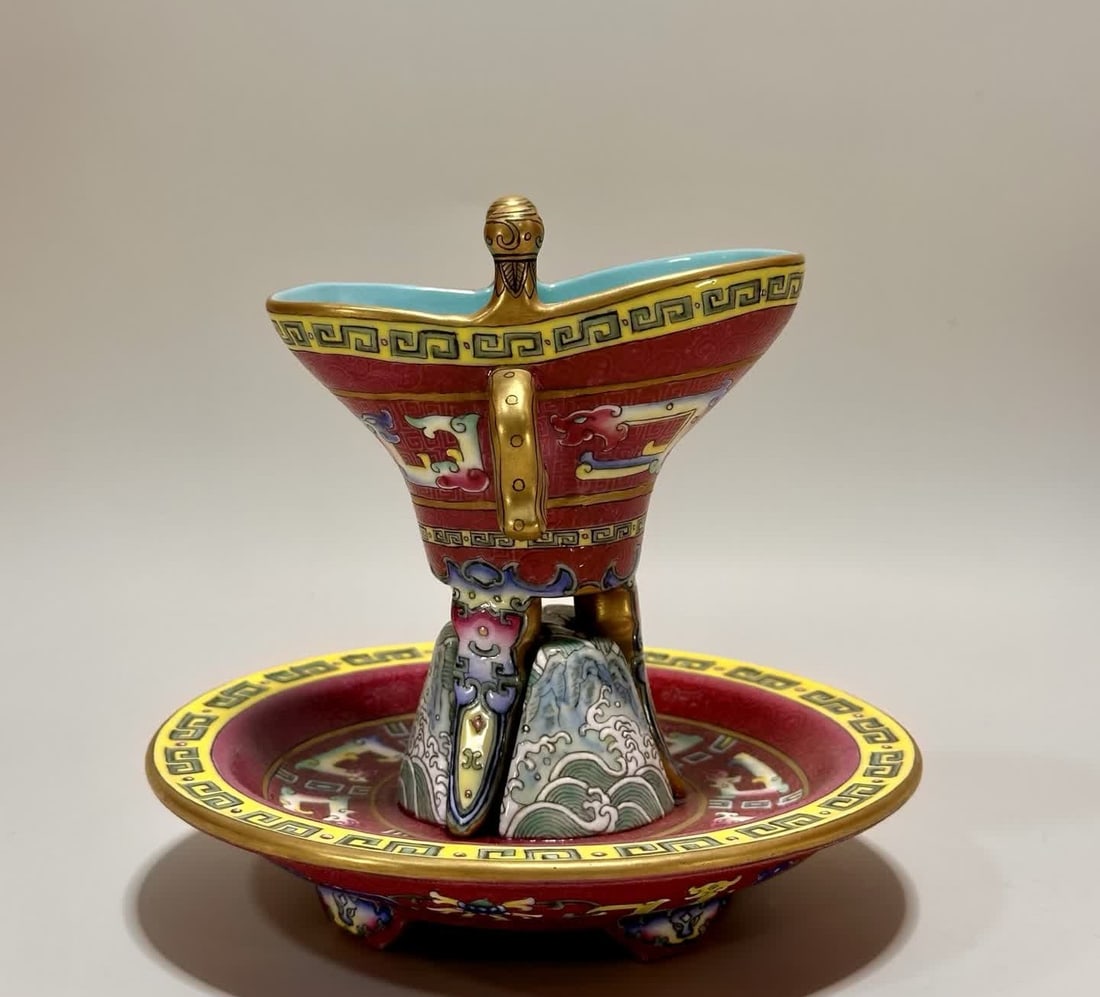 A piece of Qianlong year rouge purple rolled foreign color cup and tray: Qianlong year system rouge purple ground rolling road color cup and tray SIZE: H: 12cm MouthD: 10cm Plate MouthD: 14.9cm (The Dimensions Of All Batches Are Manually Measured.If You Need More Detailed