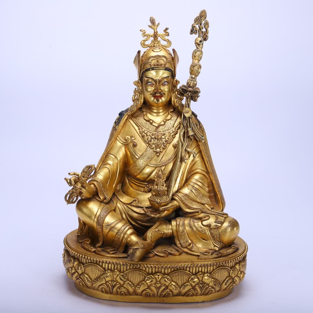 A bronze gilt Buddha statue of the Qing Dynasty: Qing Dynasty copper gilt Buddha statue SIZE: L:17cm W:13cm H:25cm W:2900g (The Dimensions Of All Batches Are Manually Measured.If You Need More Detailed Information, Please Contact Our Customer
