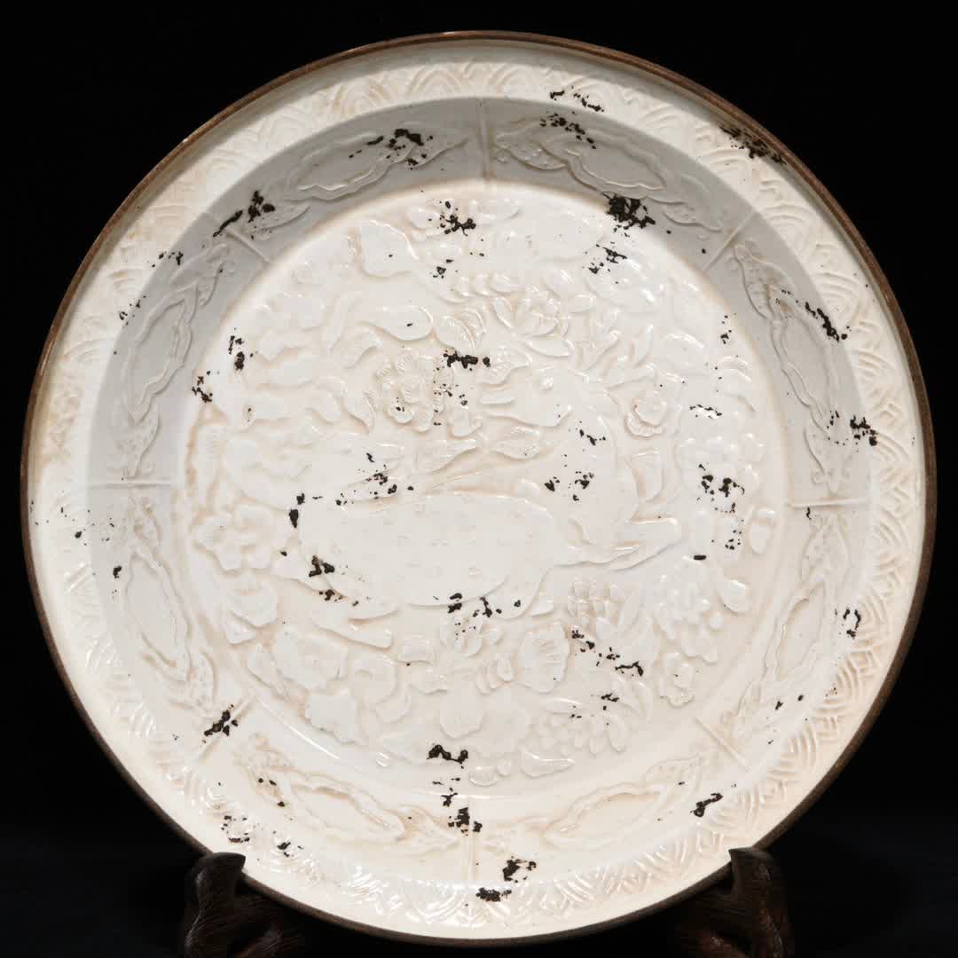 A fixed kiln carved flower plate: Fixed kiln carved flower plate SIZE: H:3.5cm D:21.5cm (The Dimensions Of All Batches Are Manually Measured.If You Need More Detailed Information, Please Contact Our Customer Service Before Bidding.)