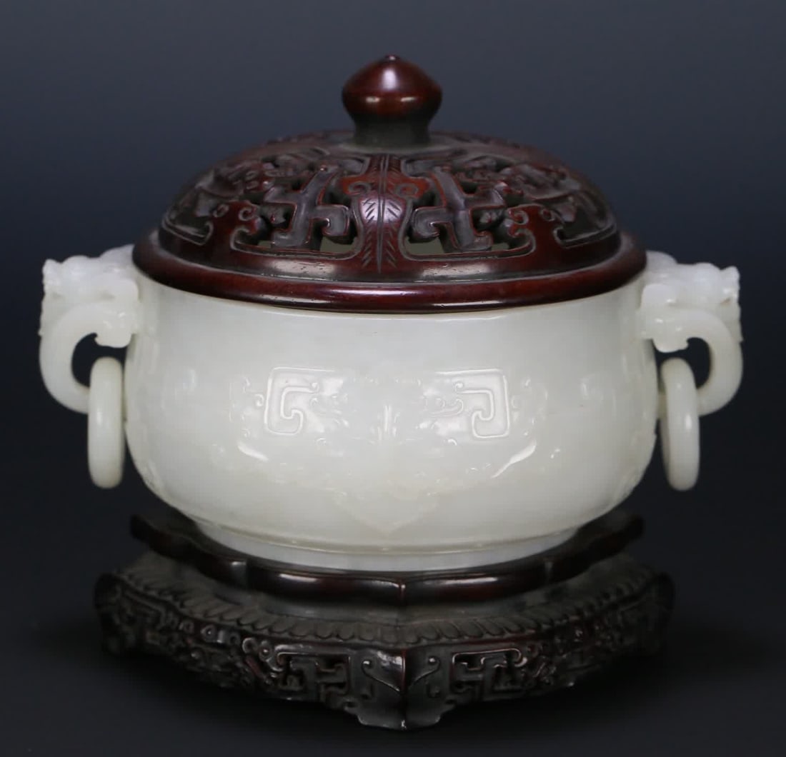 A Qing Dynasty rosewood cover to Hetian jade gluttonous pattern double dragon ear holding living: Qing Dynasty rosewood cover to Hetian jade gluttonous pattern double dragon ear holding living ring incense burner SIZE: H:13.8x16x13.8cm W:775.5g (The Dimensions Of All Batches Are Manually Measured.