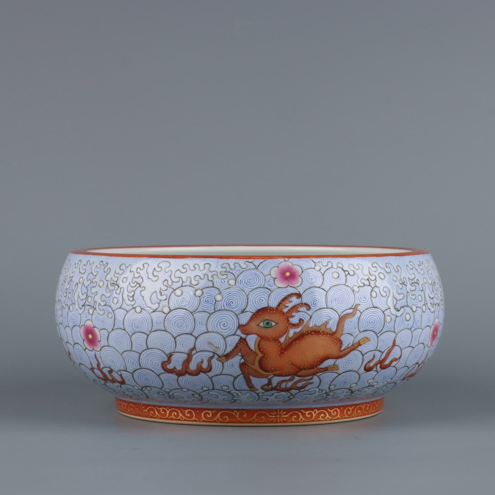 A piece of Qing Dynasty Yongzheng year blue background pastel gold-painted seawater deer pattern (1 of 9)