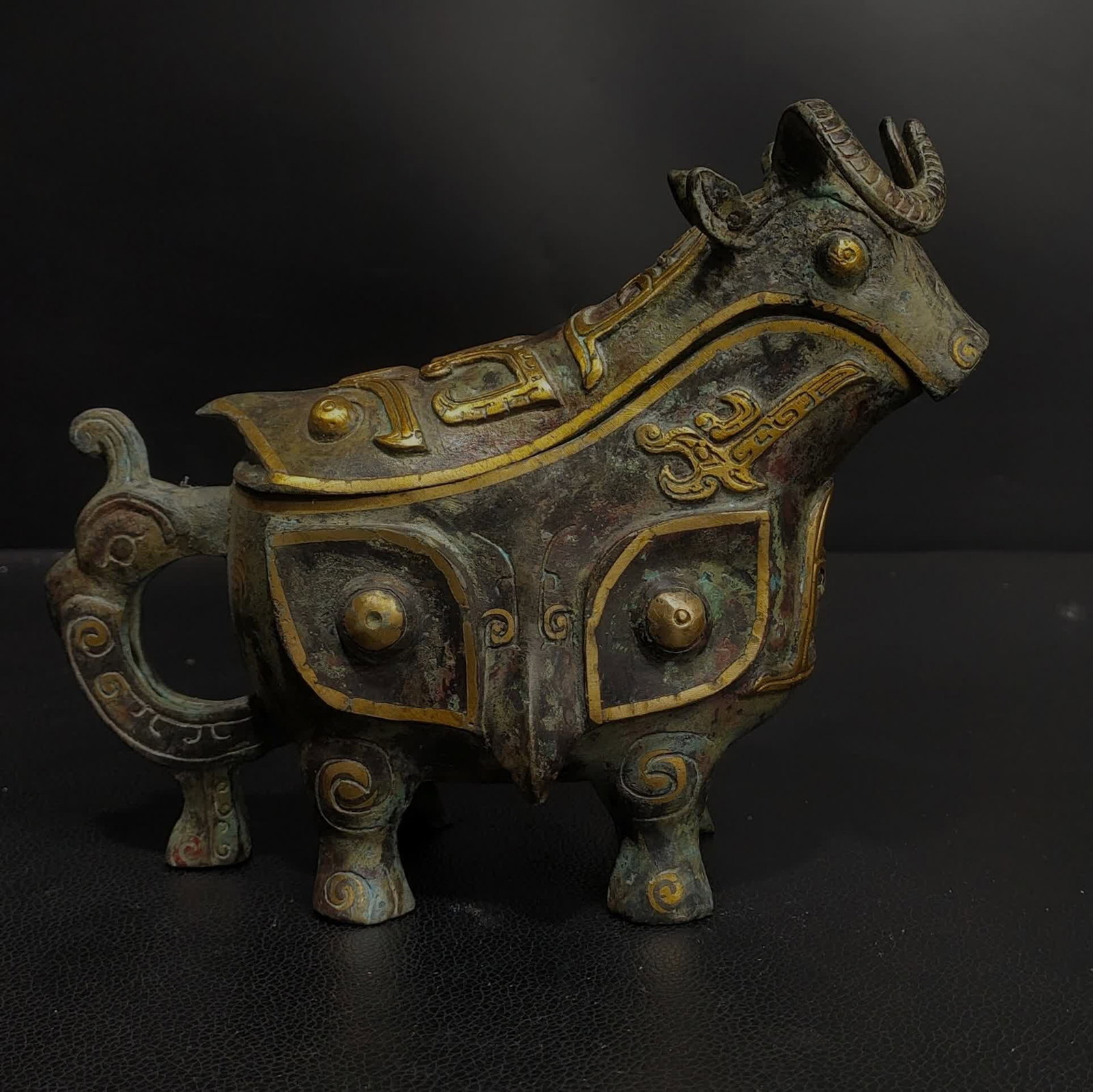 A bronze bull-shaped cup of the Warring States period in Cuojin (1 of 9)