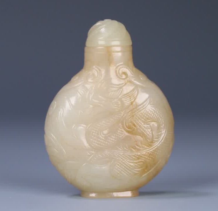 A Ming Dynasty Hetian jade dragon pattern snuff bottle (1 of 9)