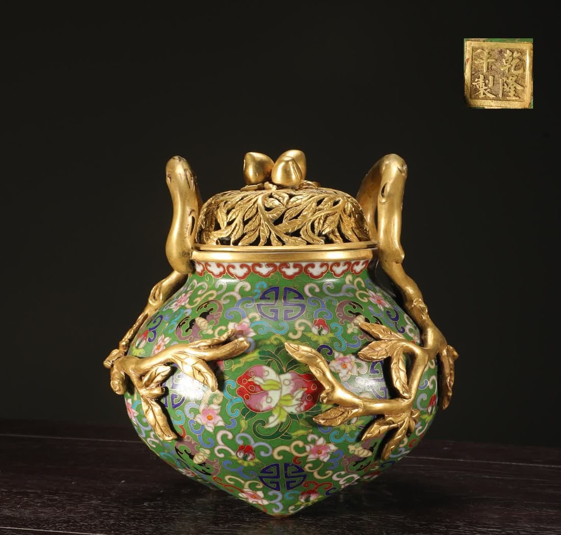 A Qing Dynasty precision cast copper tire cloisonnecloisonneenamel peach-shaped smoker: Qing Dynasty precision cast copper tire cloisonnecloisonneenamel peach shaped smoker [Style] Qianlong year system [Details] Copper tire, three-petal peach shape. The peach tail is processed upwards in