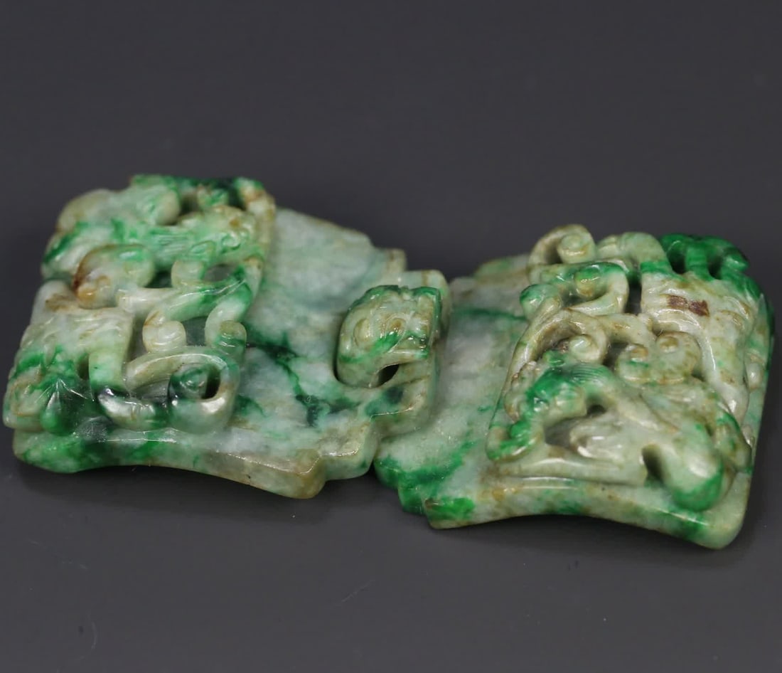 A Qing Dynasty jade dragon pattern belt buckle (1 of 9)