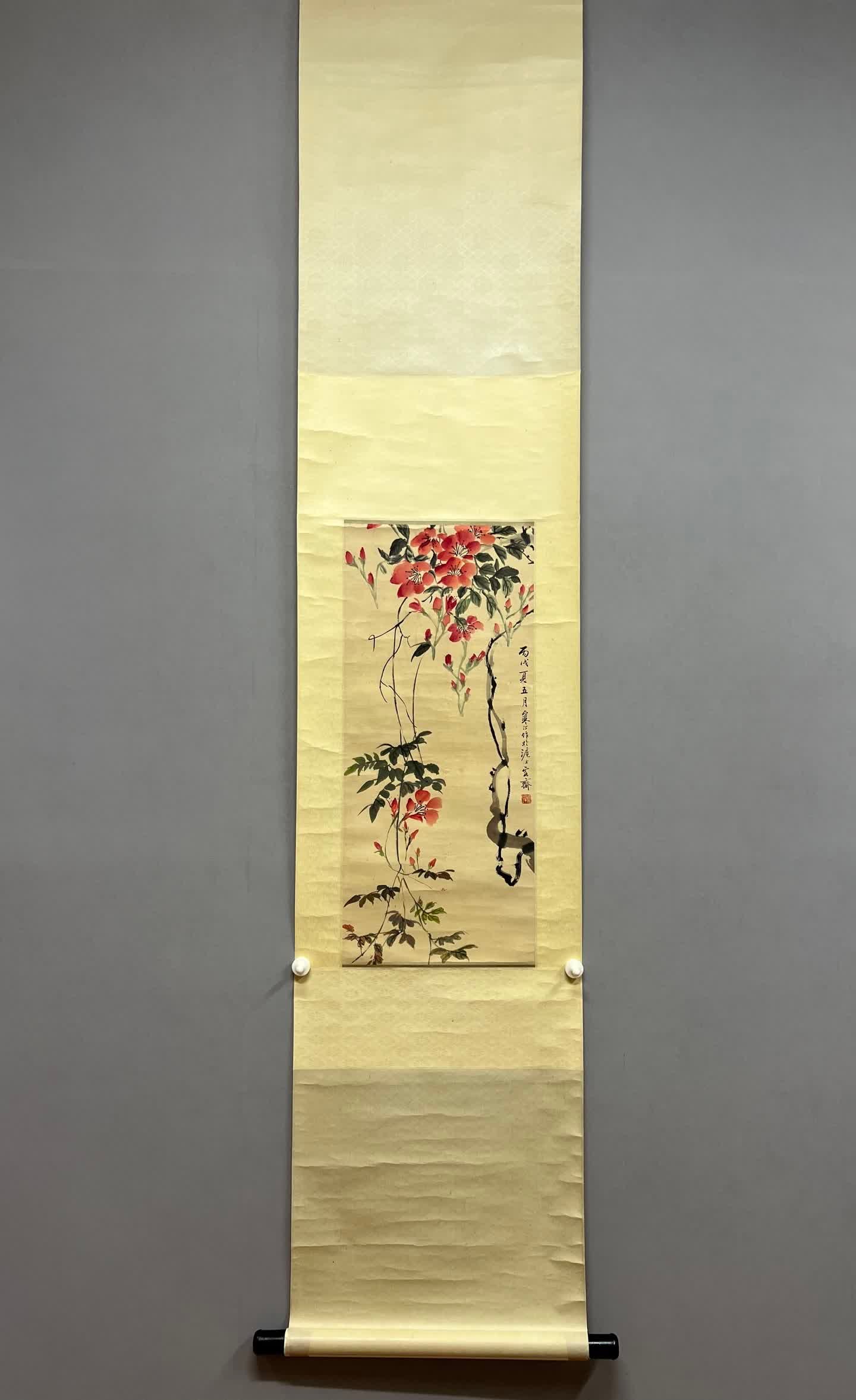 A picture of Jiang Handing's flowers: Jiang Handing's flower picture SIZE: Painting core31x72cm (The Dimensions Of All Batches Are Manually Measured.If You Need More Detailed Information, Please Contact Our Customer Service Before Bidding