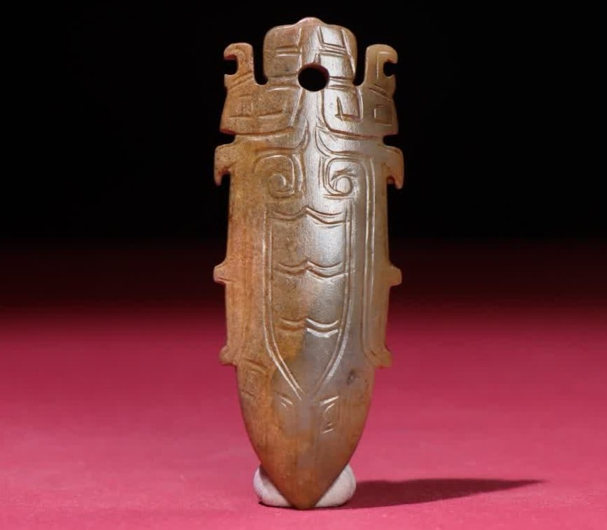 A Han Dynasty jade insect ornament: Han Dynasty jade insect ornament SIZE: 78x30x7mm W:32g (The Dimensions Of All Batches Are Manually Measured.If You Need More Detailed Information, Please Contact Our Customer Service Before Bidding.)