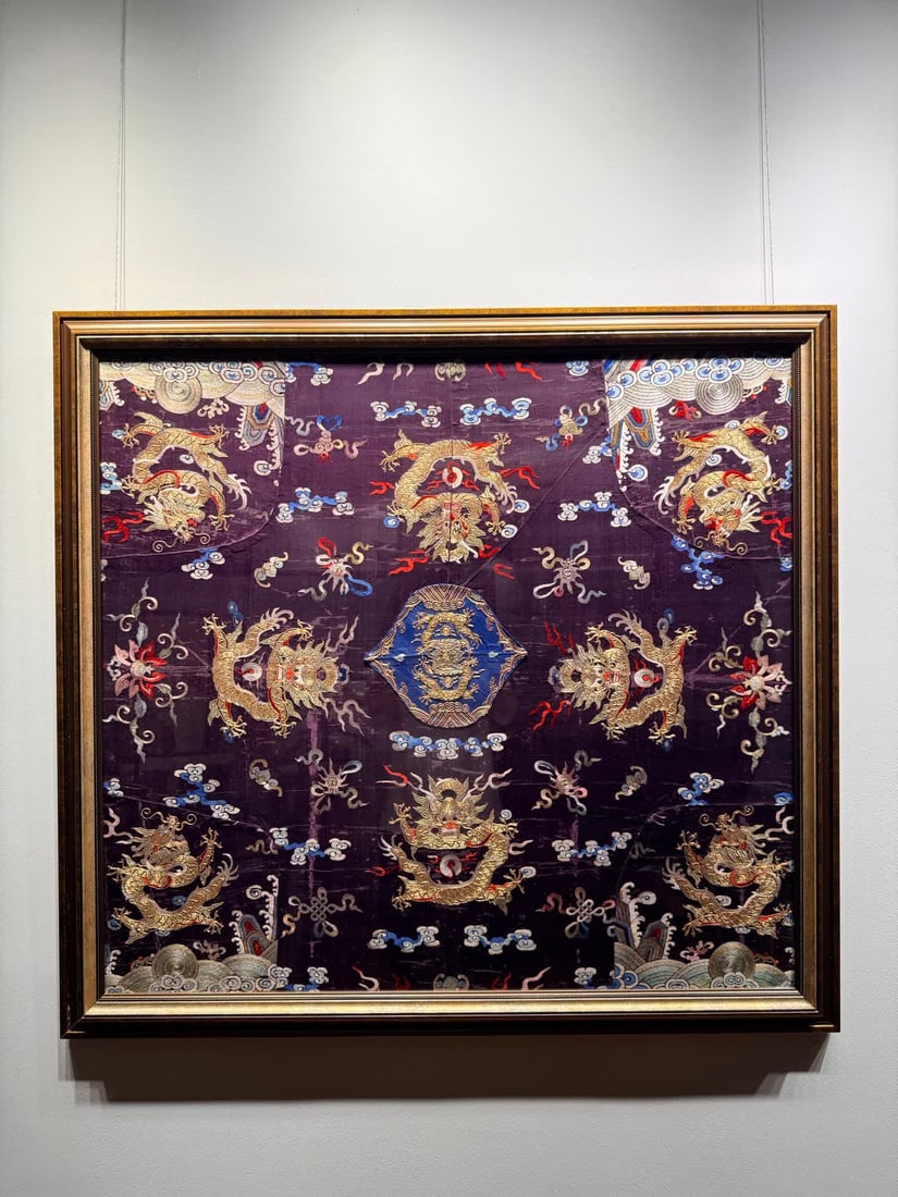 A Qing Dynasty robe embroidered with dragon patterns: Qing Dynasty robe embroidered with dragon pattern SIZE: 96x103cm (The Dimensions Of All Batches Are Manually Measured.If You Need More Detailed Information, Please Contact Our Customer Service Before 