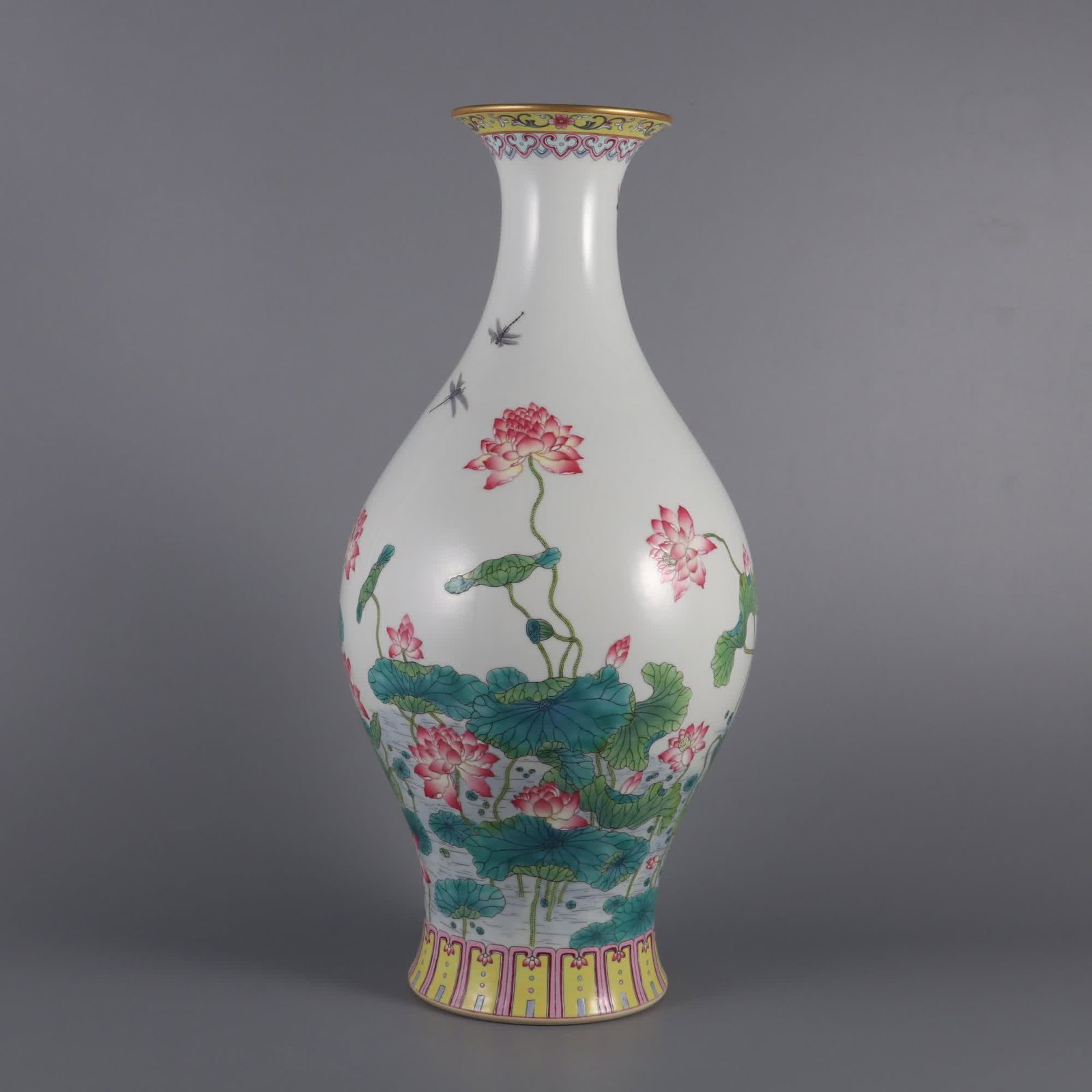 A pastel lotus pattern olive bottle made in the Yongzheng era of the Qing Dynasty: Qing Dynasty Yongzheng year pastel lotus pattern olive bottle SIZE: H: 40cm Belly diameter 18cm MouthD: 9.9cm (The Dimensions Of All Batches Are Manually Measured.If You Need More Detailed Information