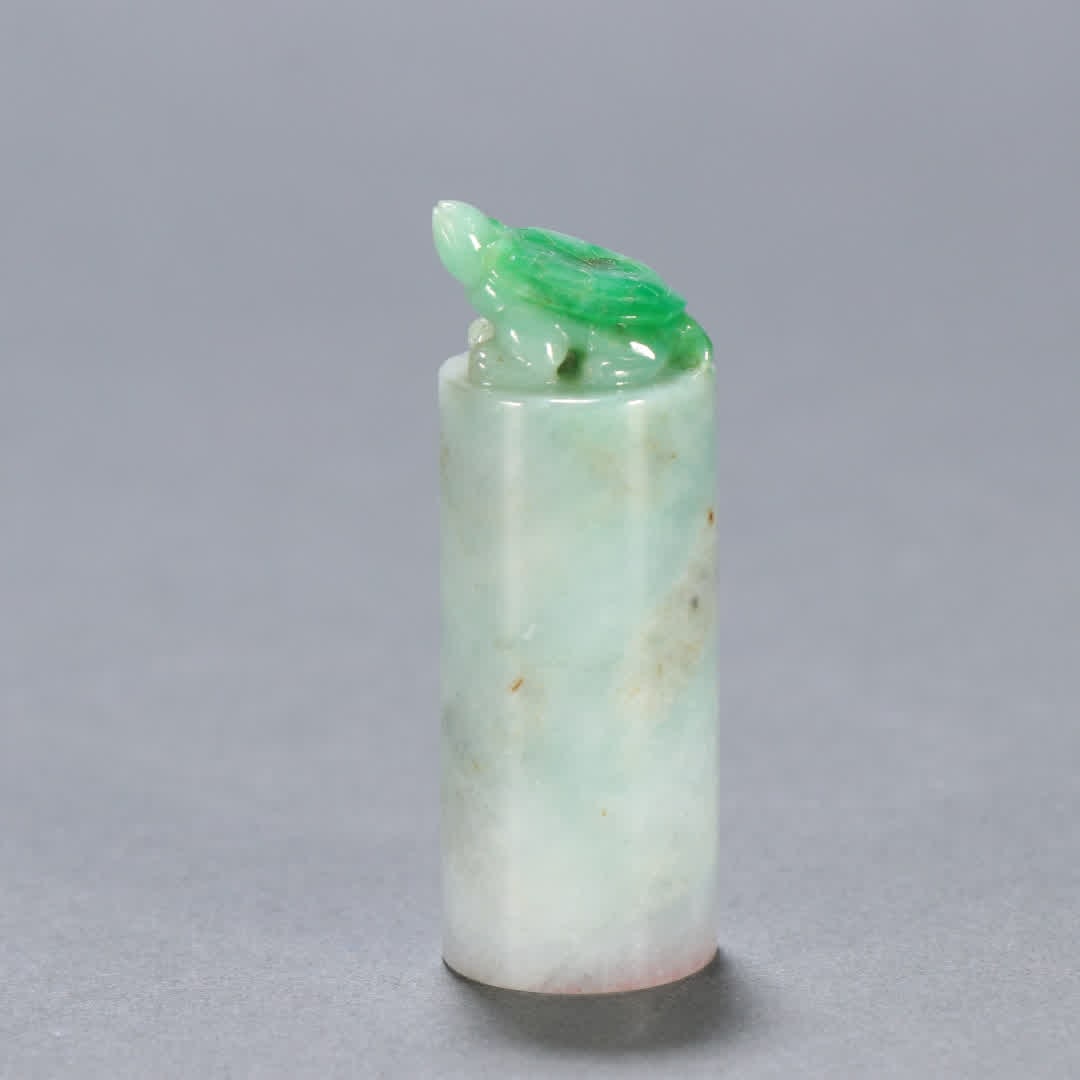 A Qing Dynasty jade turtle button seal: Qing Dynasty jade turtle button seal SIZE: H:5.3cm W:1.7cm W:43g (The Dimensions Of All Batches Are Manually Measured.If You Need More Detailed Information, Please Contact Our Customer Service Before 