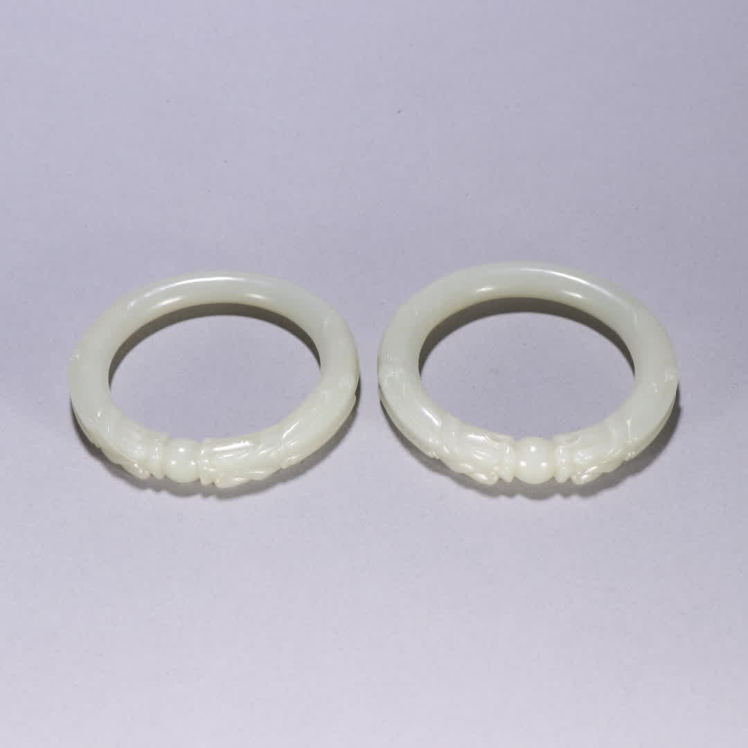 A pair of Qing Dynasty Hetian jade two dragon bite bead bracelets: A pair of Qing Dynasty Hetian jade two dragon bite bead bracelets SIZE: Inner diameter 5.8cm W: 1.1cm Single W: 64.8g (The Dimensions Of All Batches Are Manually Measured.If You Need More Detailed Inf