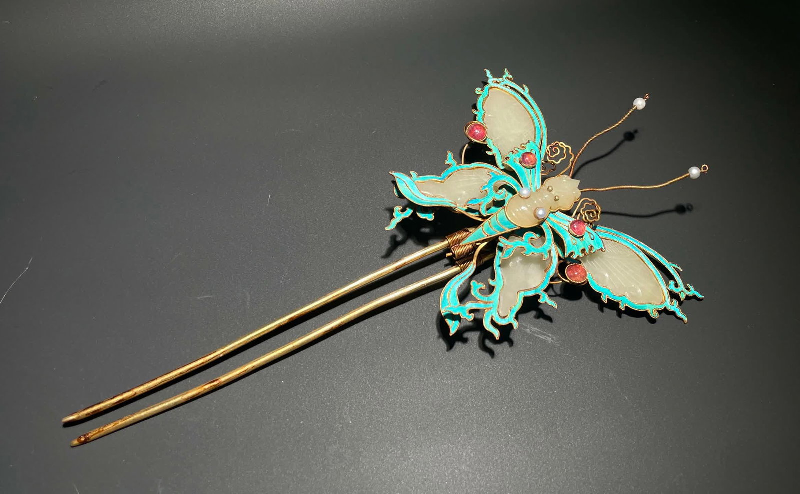 A Qing Dynasty silver-gilt jade-dotted emerald hairpin - 2