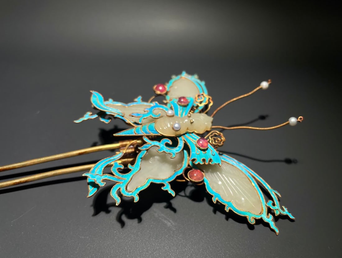 A Qing Dynasty silver-gilt jade-dotted emerald hairpin - 3
