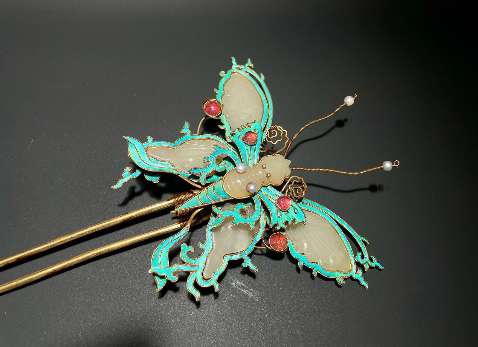 A Qing Dynasty silver-gilt jade-dotted emerald hairpin - 4