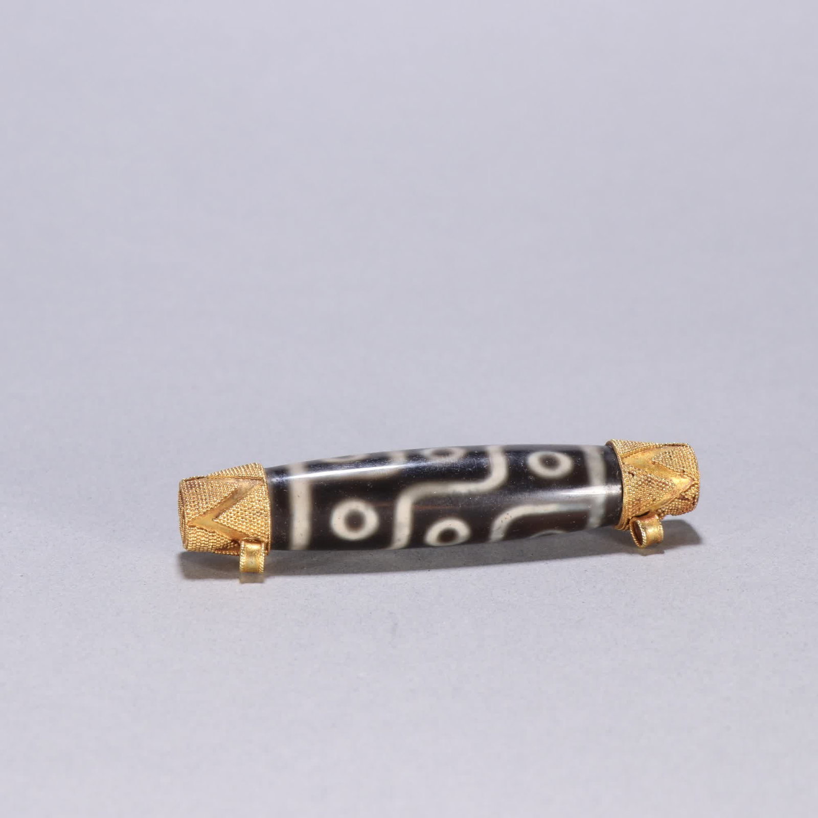 A Qing Dynasty nine-eyed dzi: Qing Dynasty nine-eyed heavenly pearl SIZE: L:7.9cm W:1.5cm W:32.5g (The Dimensions Of All Batches Are Manually Measured.If You Need More Detailed Information, Please Contact Our Customer Service Befo