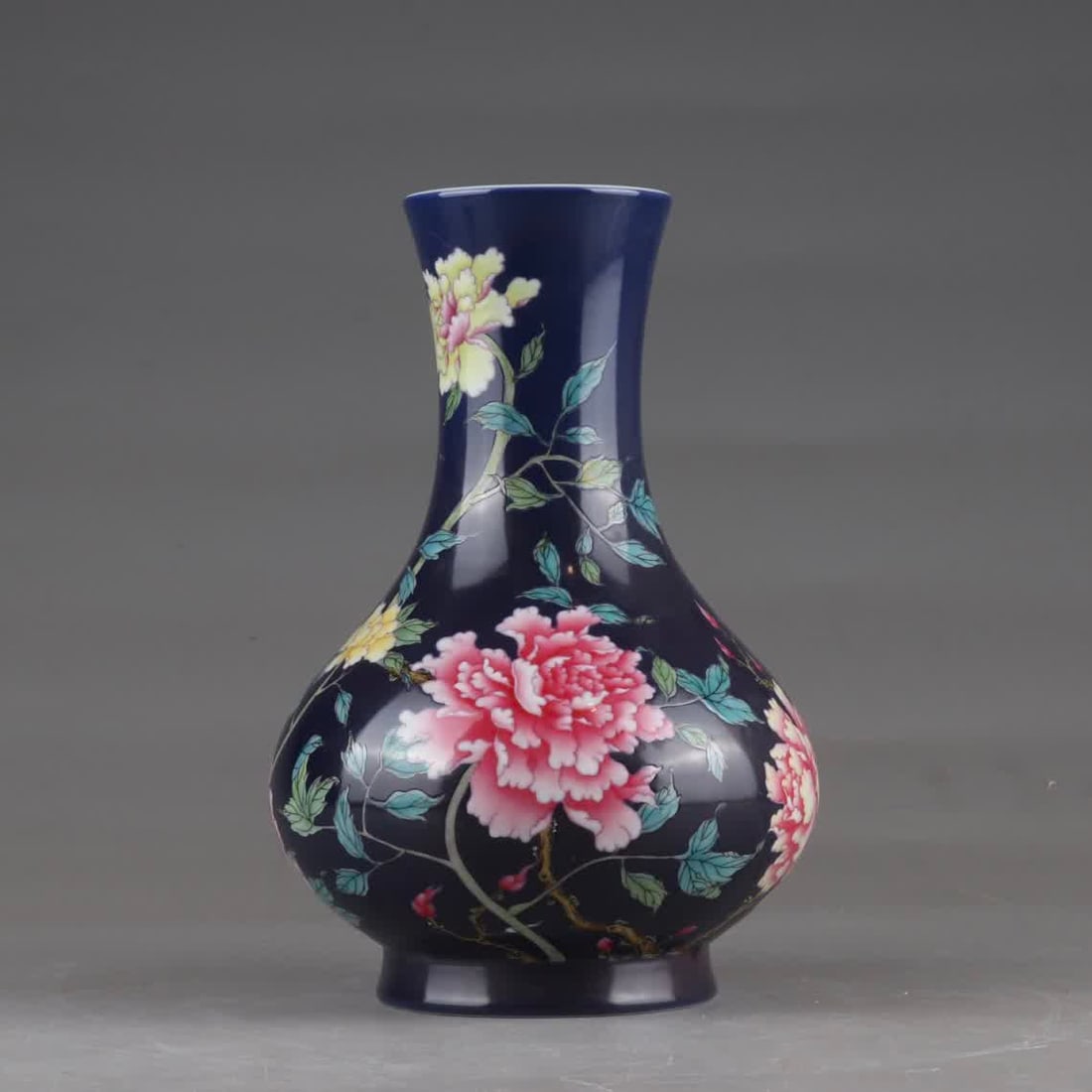 A Qing Dynasty Yongzheng blue pastel flower blooming wealth bottle: Qing Dynasty Yongzheng Ji blue pastel flowers bloom in a wealthy bottle SIZE: H: 19.6cm Belly diameter 14cm (The Dimensions Of All Batches Are Manually Measured.If You Need More Detailed Information, 