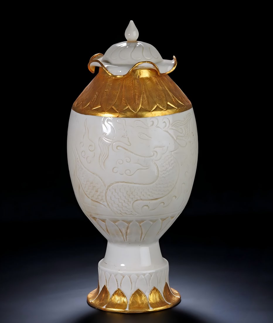 A tall jar with a white glaze engraved gold lotus leaf lid: White glaze engraved with gold and lotus leaf lid tall jar SIZE: H: 35cm Abdominal diameter 16cm (The Dimensions Of All Batches Are Manually Measured.If You Need More Detailed Information, Please Cont