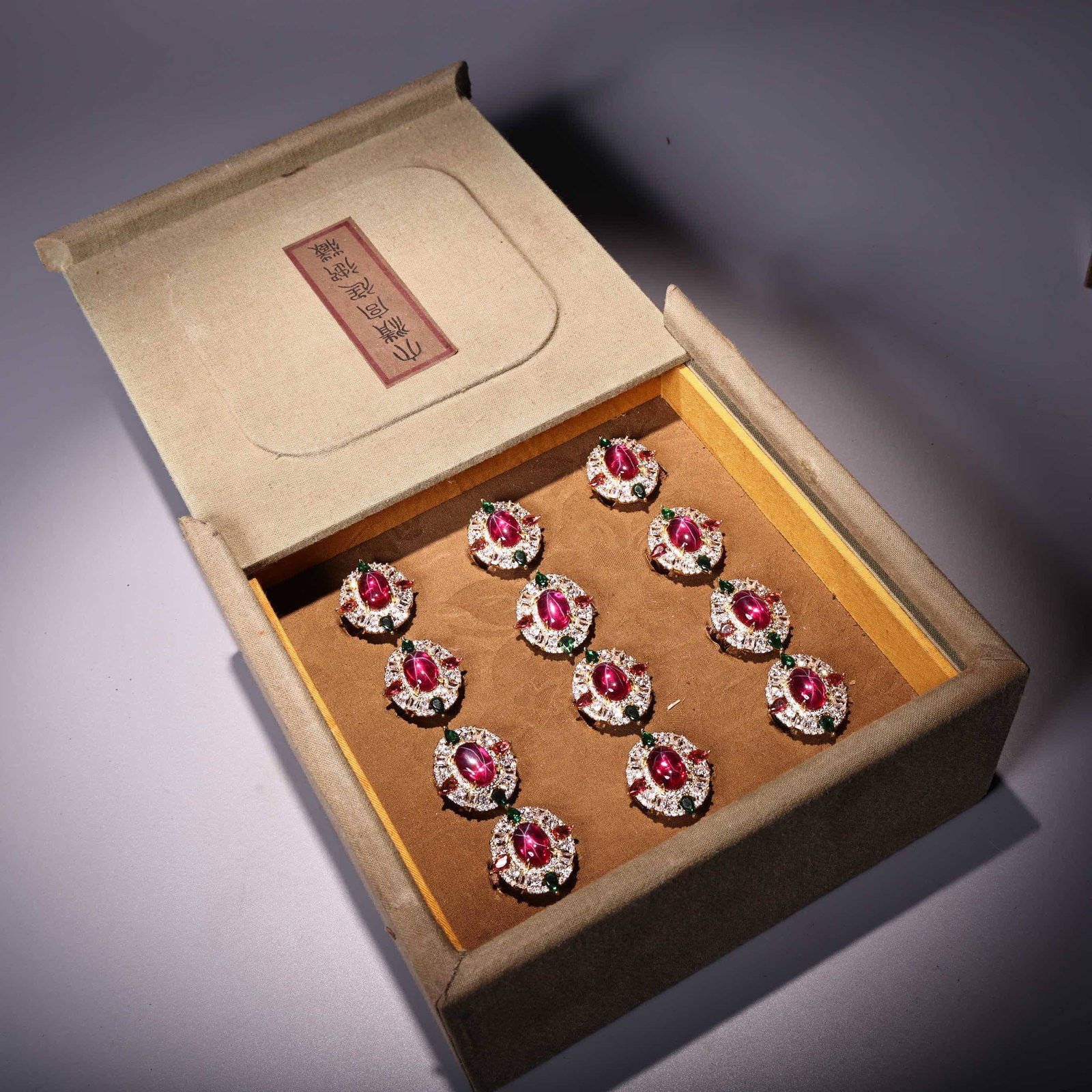 A box of Qing Dynasty lacquerware boxed filigree craft inlaid with red starlight gemstones and: A box of Qing Dynasty lacquerware boxed filigree craft inlaid with red starlight gemstones and diamond rings SIZE: Interface D: 10x14mm Single W: 9g (The Dimensions Of All Batches Are Manually Measure