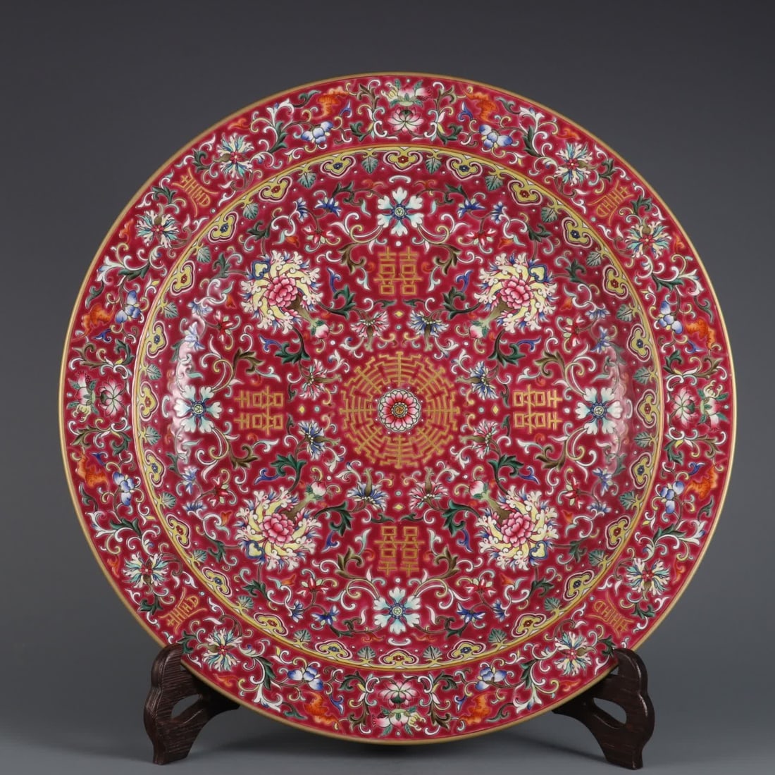 A Qing Dynasty Jiaqing year carmine red background pastel passionflower gilded swastika pattern: Qing Dynasty Jiaqing year carmine red background pastel passionflower gilded swastika pattern folded edge plate SIZE: H:6cm D:37.5cm (The Dimensions Of All Batches Are Manually Measured.If You Need Mo