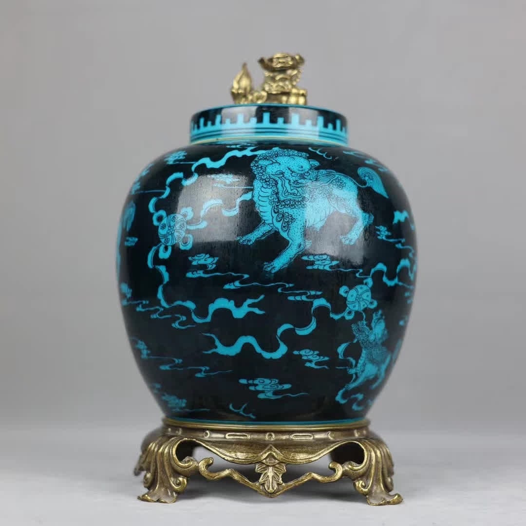 A Qing Dynasty peacock blue glazed beast pattern inlaid with a bronze lion lid jar: Qing Dynasty peacock blue glaze auspicious beast pattern inlaid copper lion lid jar SIZE: H:31cm MouthD:9cm D:19cm Bottom diameter 17cm (The Dimensions Of All Batches Are Manually Measured.If You Need