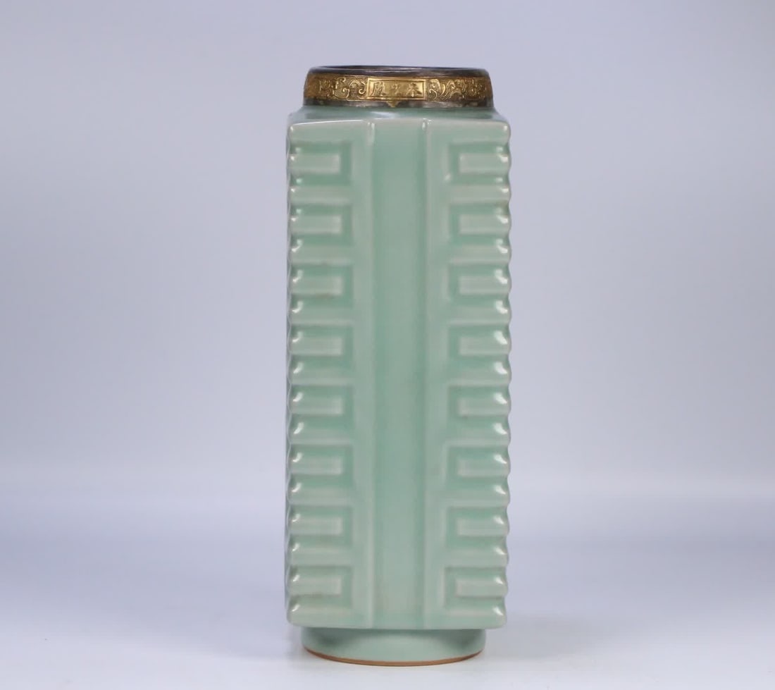 A Song Dynasty Longquan kiln cong-style bottle: Song Dynasty Longquan kiln cong-style bottle SIZE: 27.5x10x10.2cm (The Dimensions Of All Batches Are Manually Measured.If You Need More Detailed Information, Please Contact Our Customer Service Before