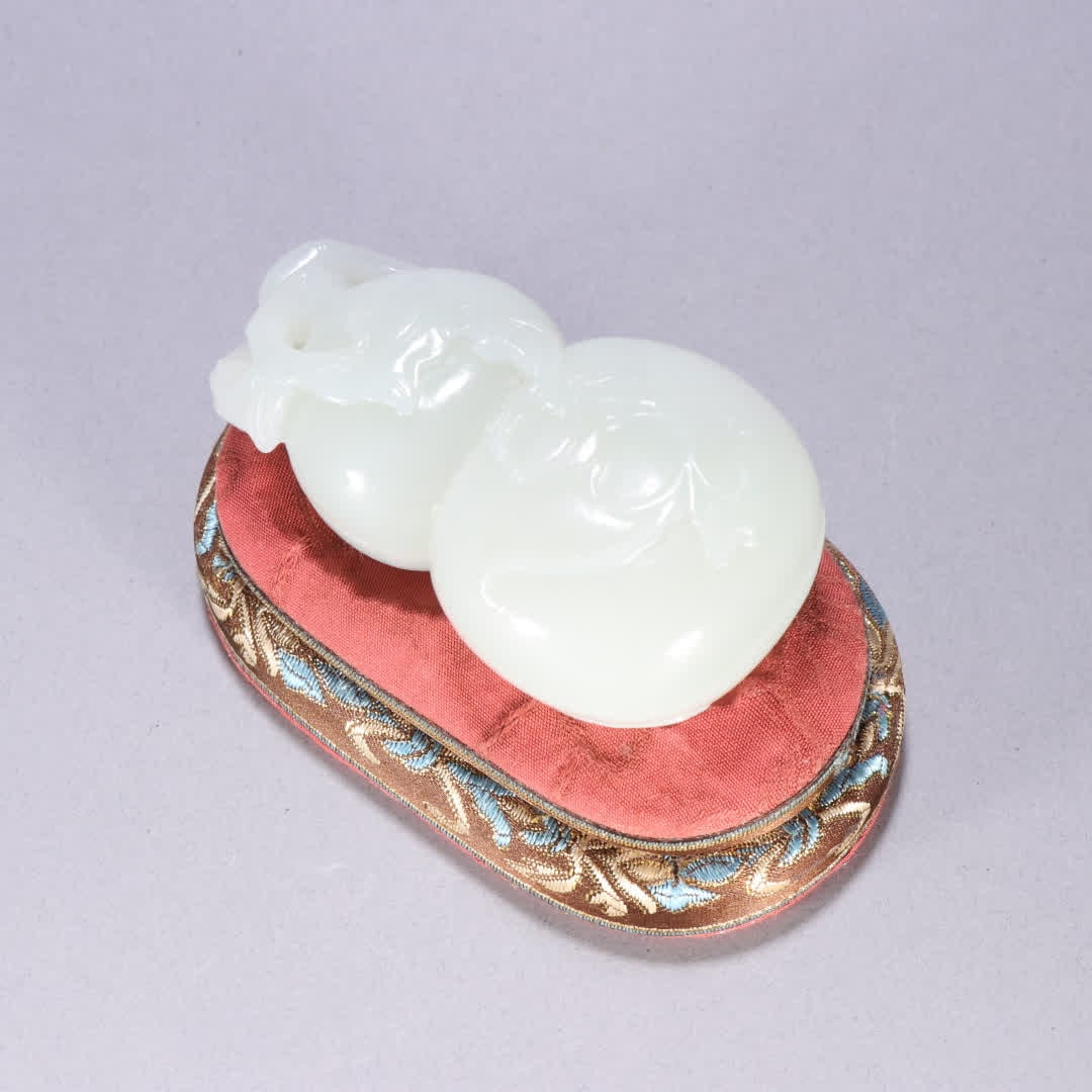A Qing Dynasty Hetian jade gourd integrated carved lid box: Qing Dynasty Hetian jade gourd integrated carved lid box SIZE: H:3.4cm W:8.4x4.9cm W:123.4g (The Dimensions Of All Batches Are Manually Measured.If You Need More Detailed Information, Please Contact O