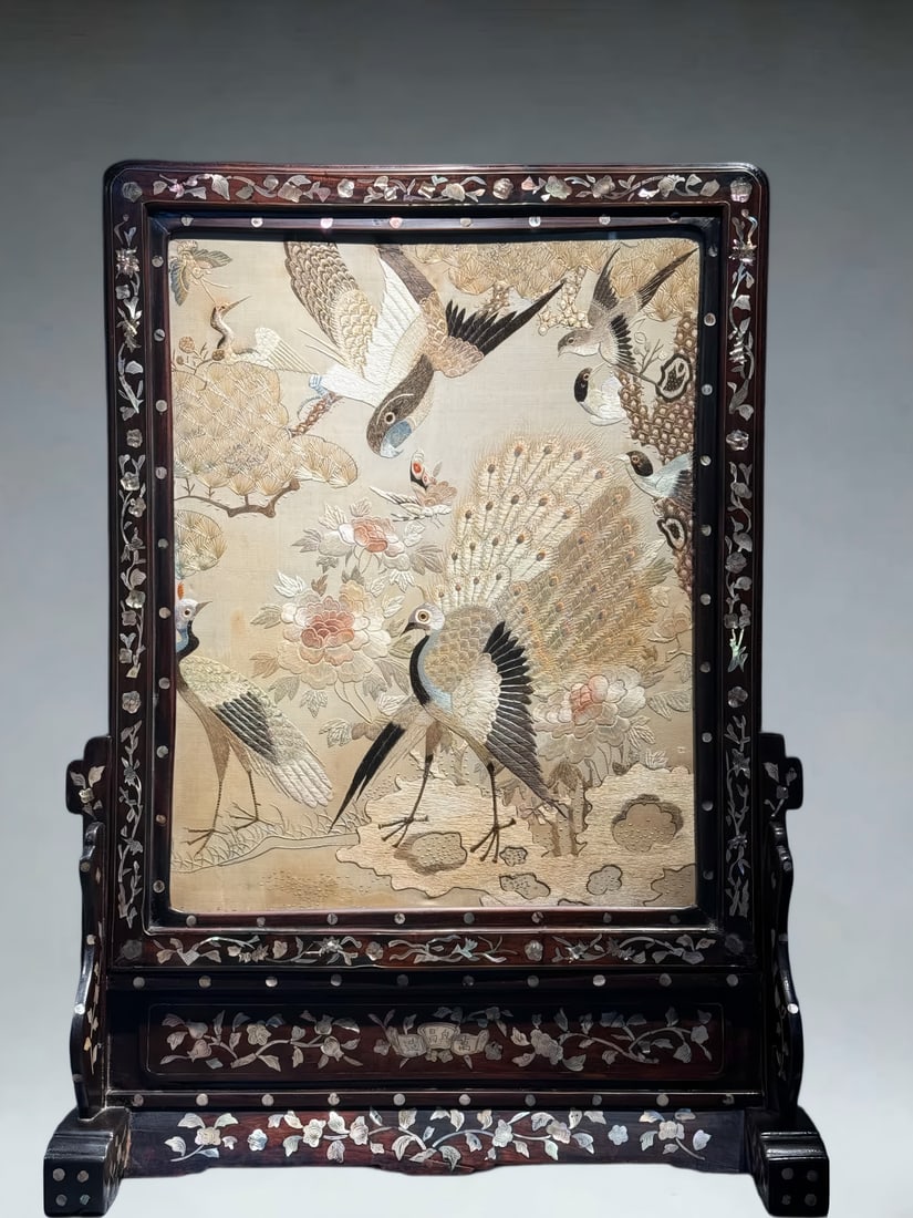 A piece of late Qing Dynasty Republic of China inlaid with conch ornaments Cantonese embroidery (1 of 8)