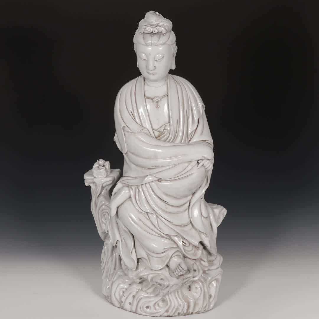 A seated statue of Guanyin in the Ming Dynasty Dehua kiln tooth white glazed (1 of 9)