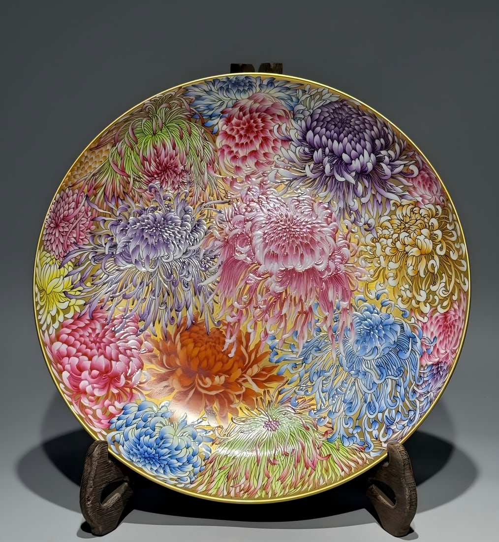 A Qing Dynasty Yongzheng pastel carmine gold background chrysanthemum appreciation plate: Qing Dynasty Yongzheng Pastel Carmine Gold Ground Hundred Chrysanthemum Appreciation Plate SIZE: H:5.3cm D:27.2cm (The Dimensions Of All Batches Are Manually Measured.If You Need More Detailed Informa